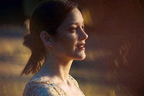 Go behind the scenes with Marion Cotillard for Chanel No5